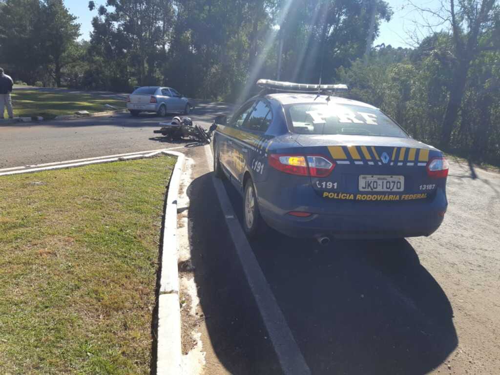 Motociclista e carona ficam feridos após colisão em Santiago