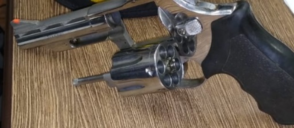 Motorista armado com revólver é detido em Santiago