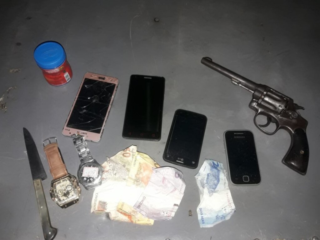 título imagem Homem armado com revólver na rua é detido em Santiago