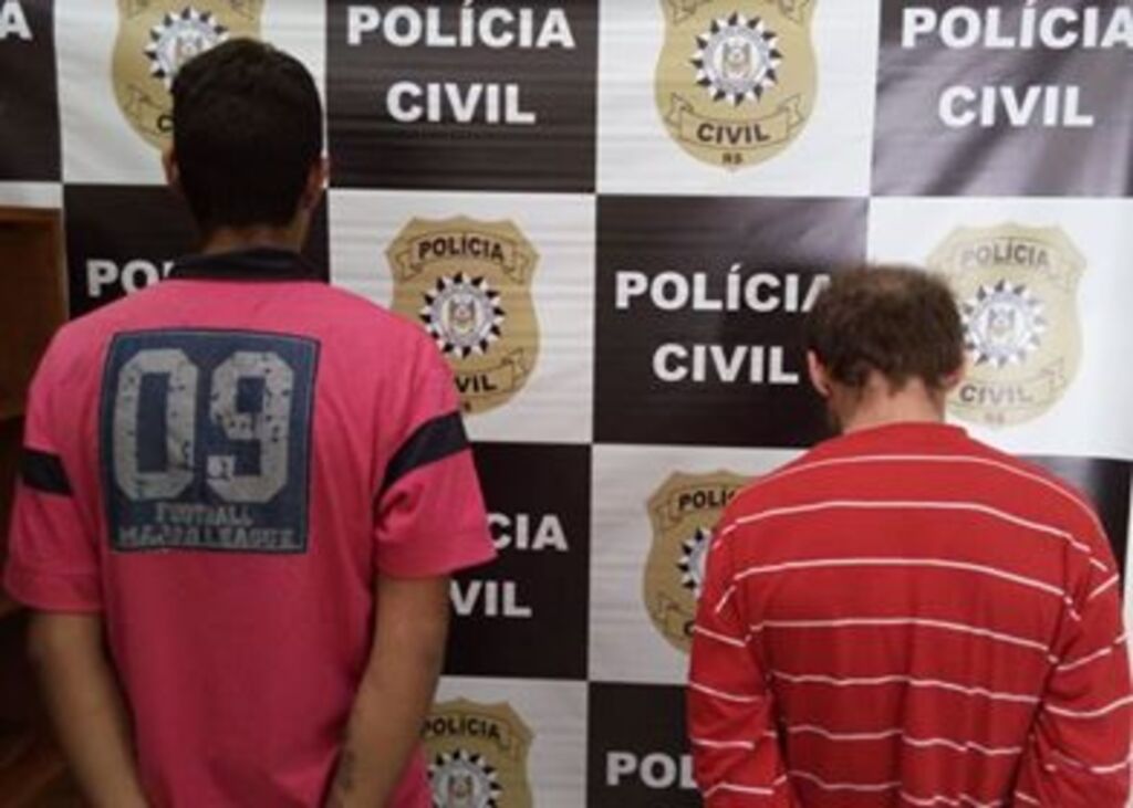 Foto: Polícia Civil (Divulgação) - Jovem de 29 anos (esq.) foi preso por homicídio, e jovem de 23 (dir.), por tentativa de homicídio