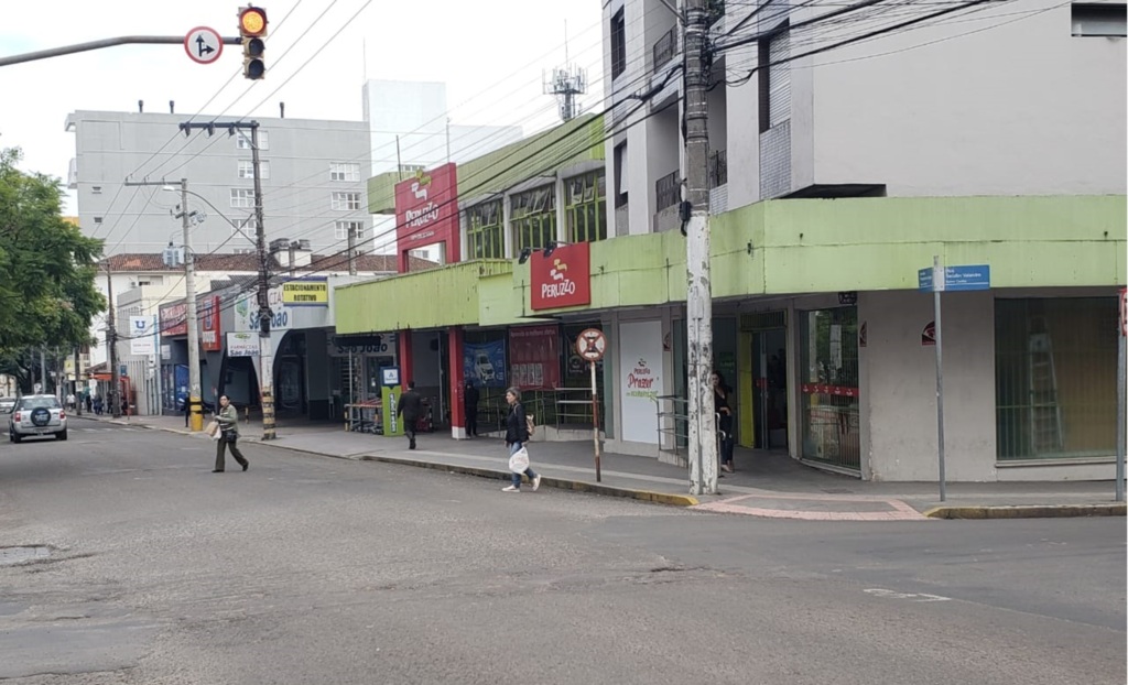 Quatro bandidos assaltam supermercado e fazem funcionária e cliente reféns