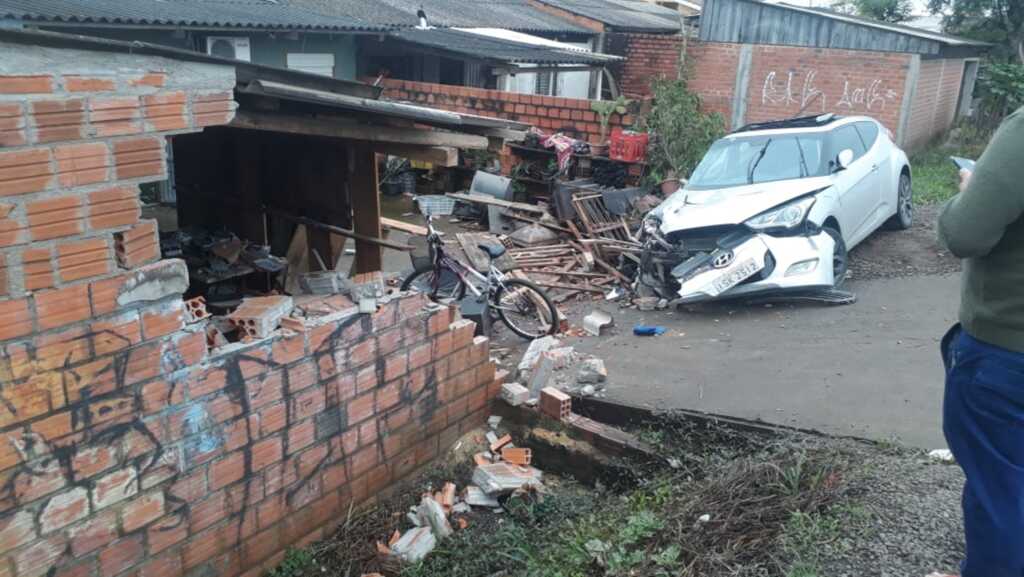 FOTOS: carro atropela, mata pedestre e atinge muro de casa em Santa Maria