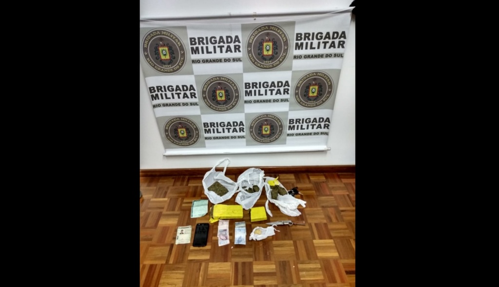 título imagem Após denúncia, polícia prende traficante com 1,4 kg de drogas em Santiago