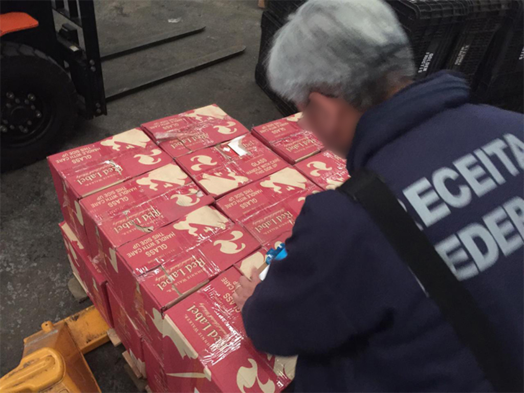 Caminhão de Santa Maria é apreendido com bebidas contrabandeadas