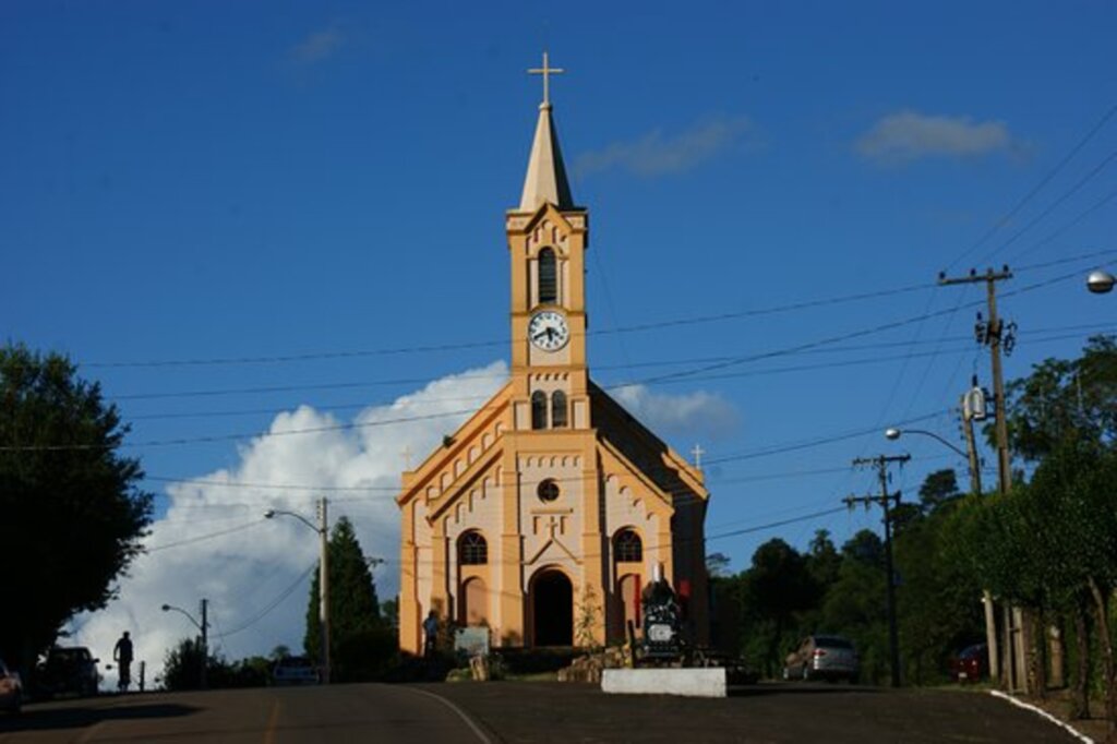 Mulher se passa por freira e aplica golpe em paróquia da região