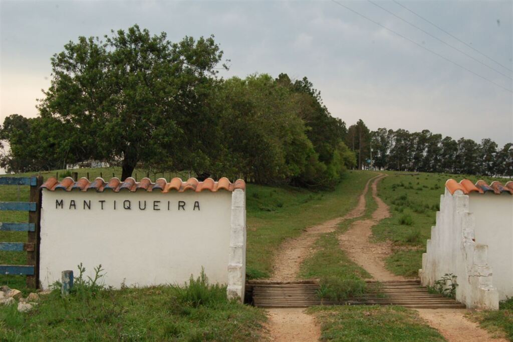Foto: Fernando Ramos (arquivo Diário 2016) - Entrada da fazenda onde o pecuarista foi assassinado