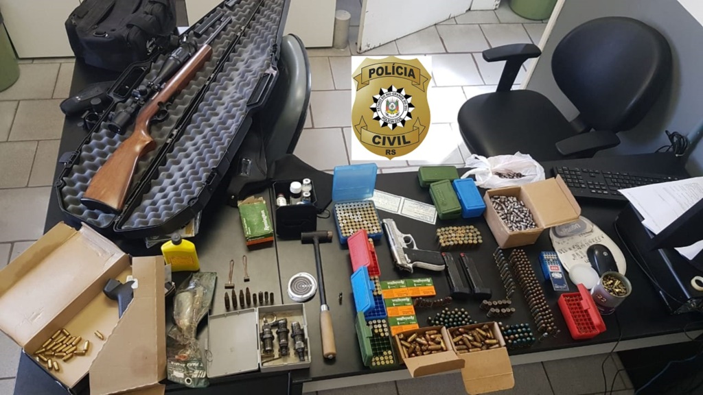 título imagem Polícia apreende rifle, pistola e munições em casa de empresário