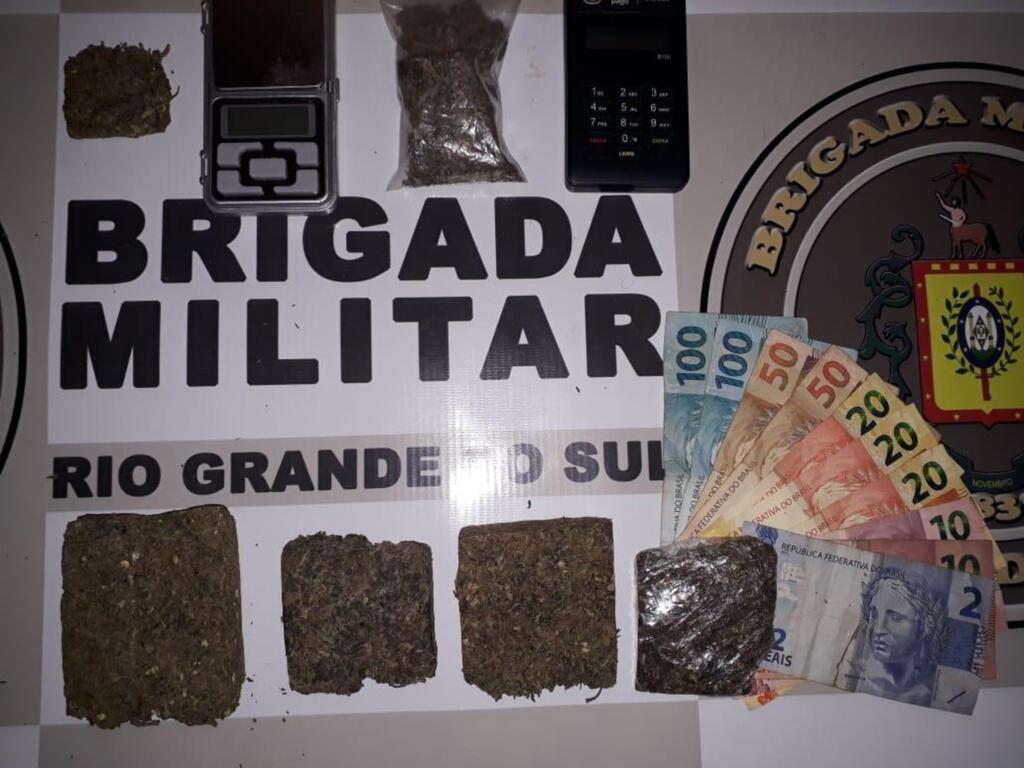 Dupla é presa com drogas e máquina de cartão em Santa Maria