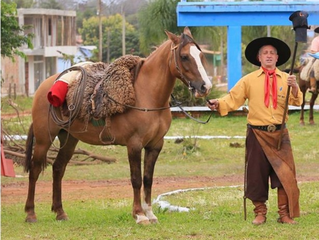 título imagem Tradicionalista que foi eletrocutado em Itacurubi é homenageado durante a Fecoarti