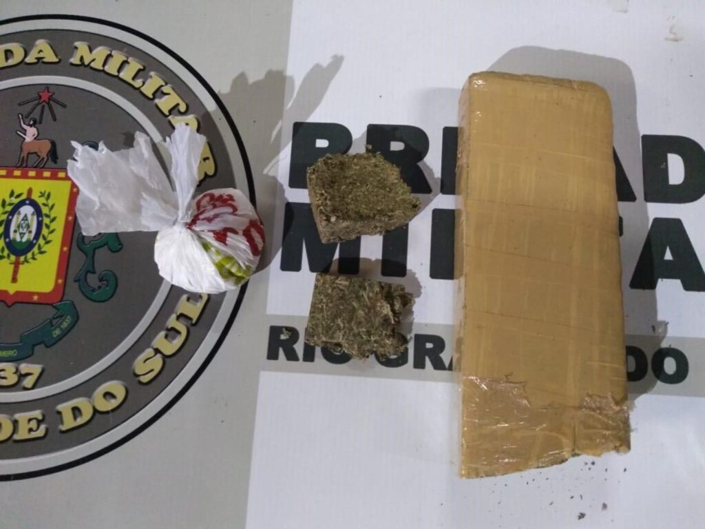 Homem é preso com tijolo de maconha escondido dentro da calça em Santa Maria
