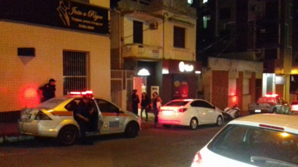 Quatro bares, um trailer e uma distribuidora de bebidas são fechados pela prefeitura em Santa Maria