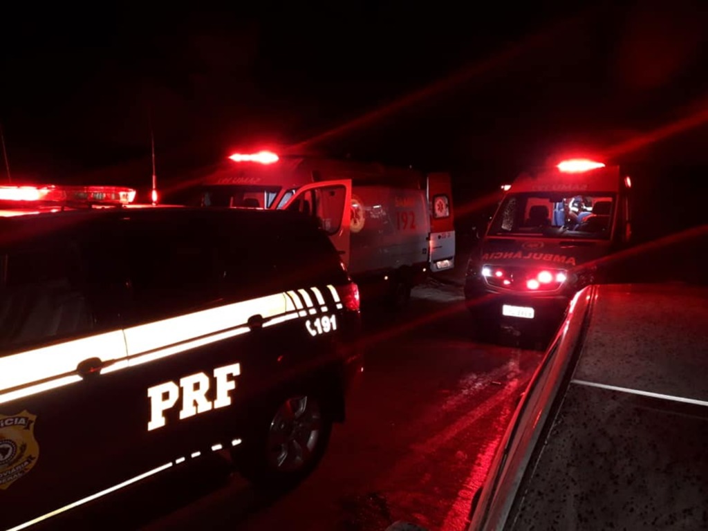 Colisão entre dois carros deixa trânsito bloqueado na BR-158