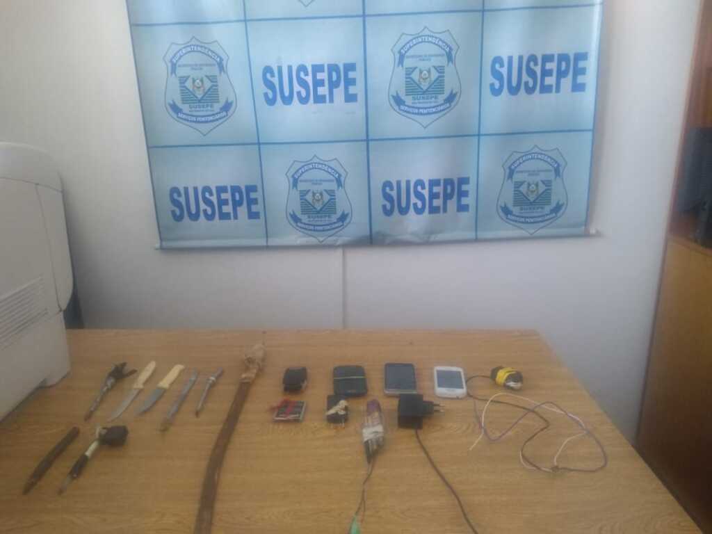 Celulares, carregadores e facas são apreendidos em celas do presídio de Agudo