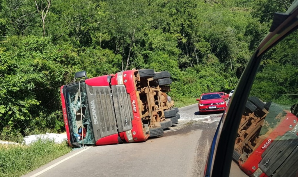 Caminhão tomba na BR-158 em Itaara