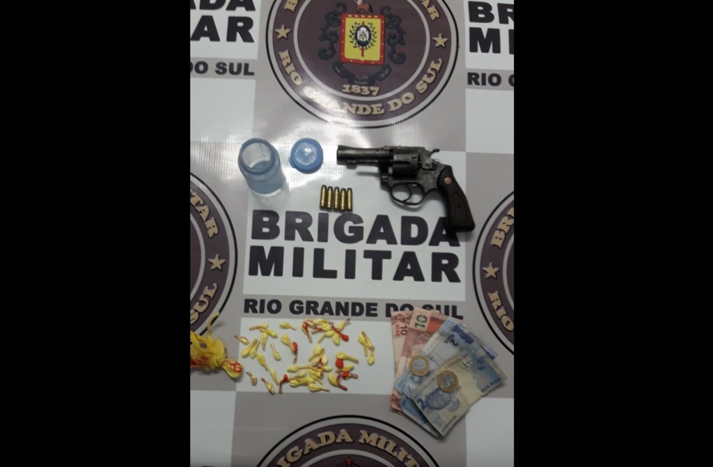 Armada com revólver, mulher é presa por tráfico de drogas em Santa Maria