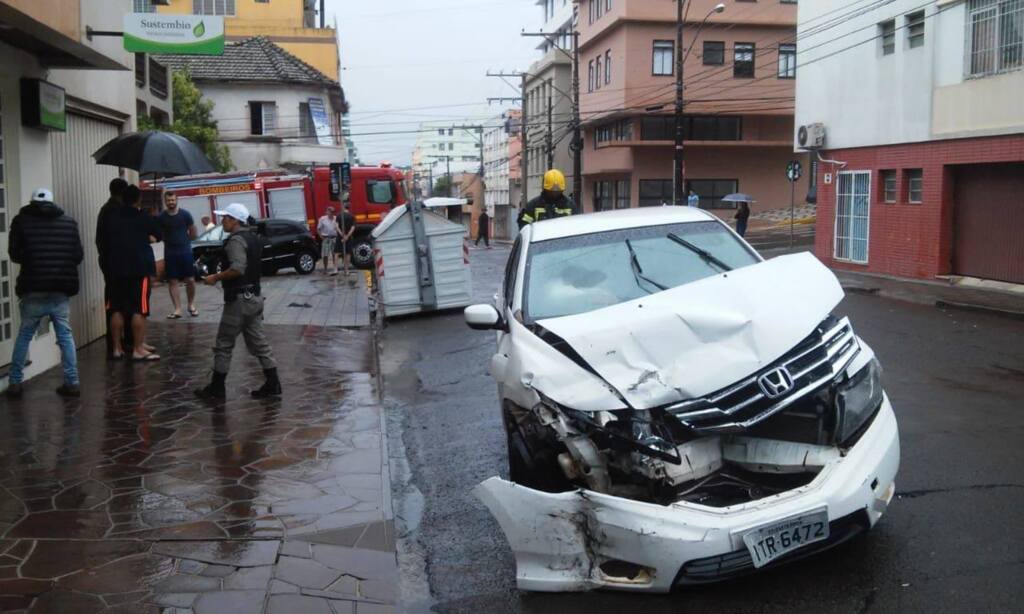 VÍDEO: carros colidem e uma pedestre fica ferida no Centro de Santa Maria