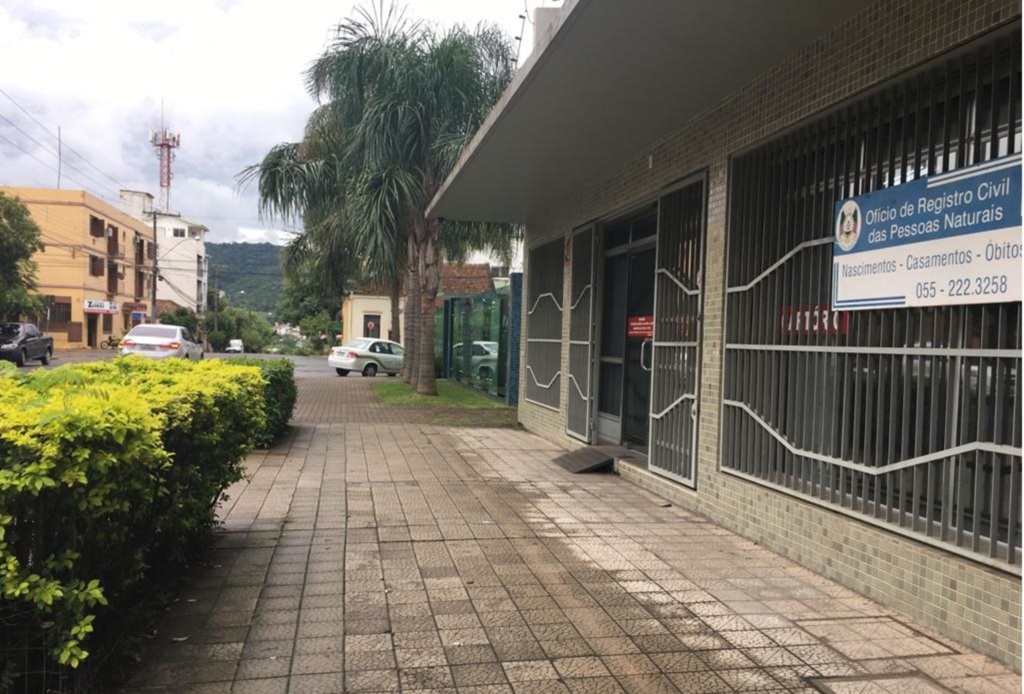 Briga de rua invade cartório e assusta funcionários em Santa Maria