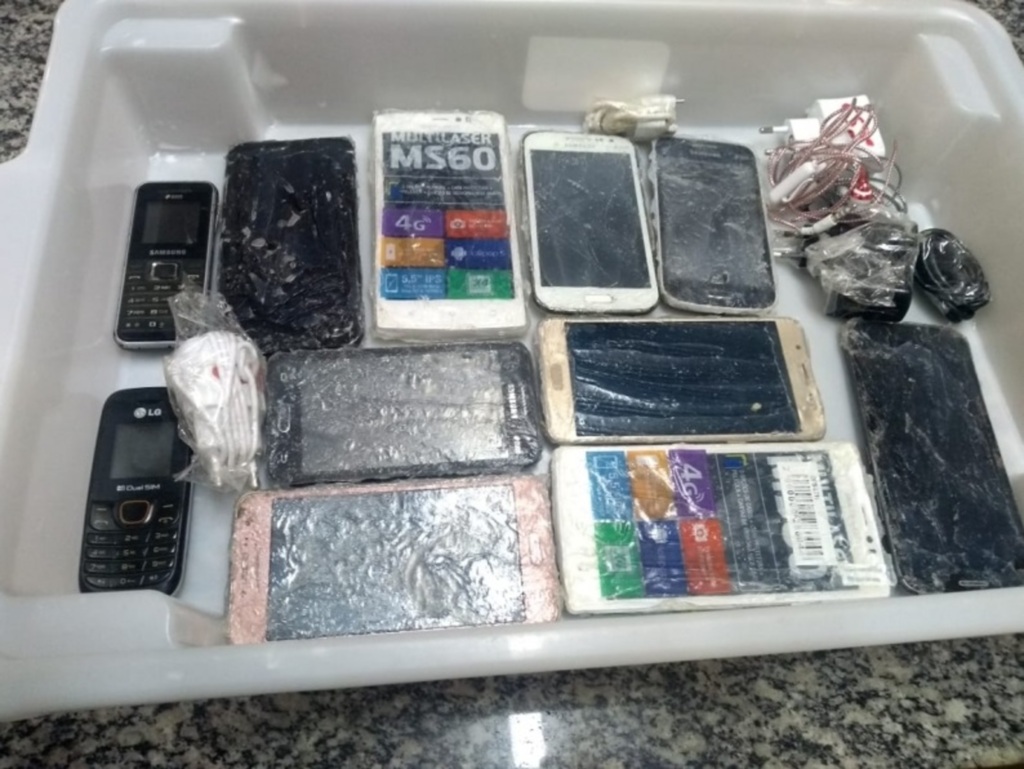 Visitante é detida tentando entrar com 11 celulares na penitenciária de Santa Maria