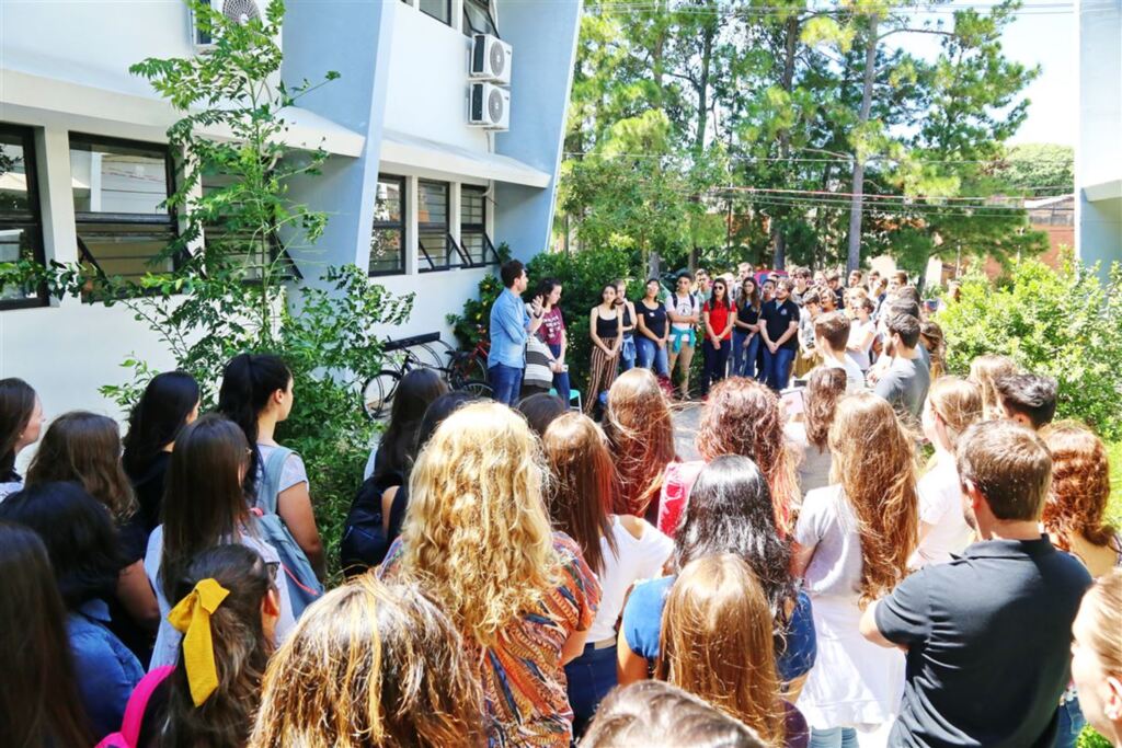 VÍDEO: colegas de universitária assassinada em Santa Maria prestam homenagem