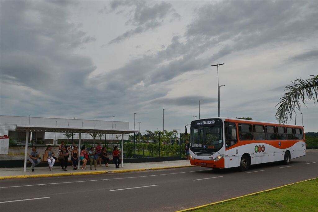 Assaltos em pontos de ônibus próximo a shopping de Santa Maria preocupam trabalhadores