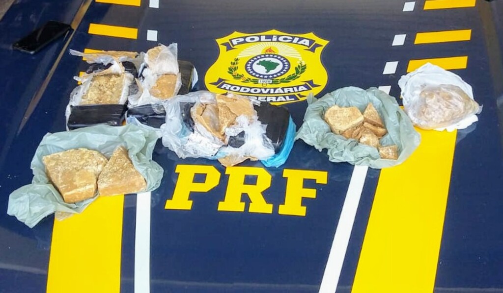 Dupla é presa com 3,9 kg de crack escondidos em lanterna de carro na BR-290