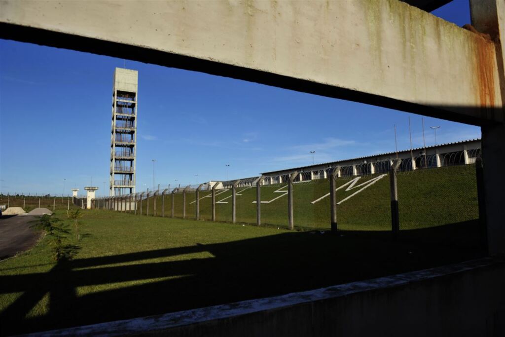 título imagem Susepe apreende facas, celular, chips e drogas durante revista em prisão de Santa Maria