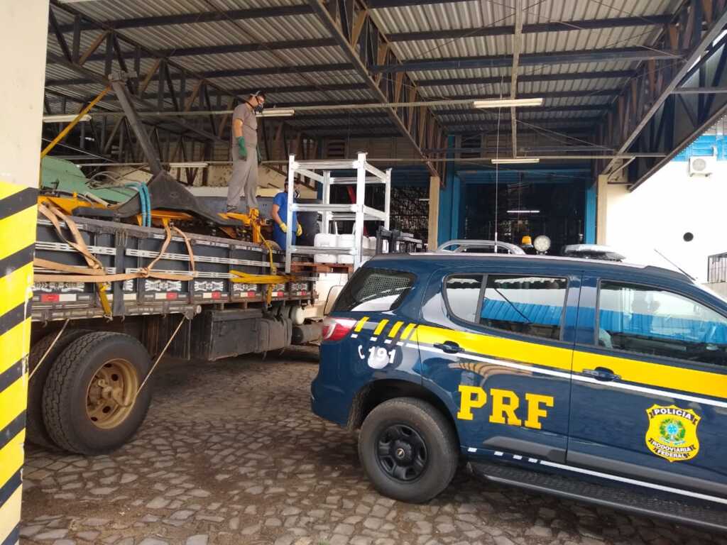 PRF apreende 200 litros de agrotóxicos em Santa Maria