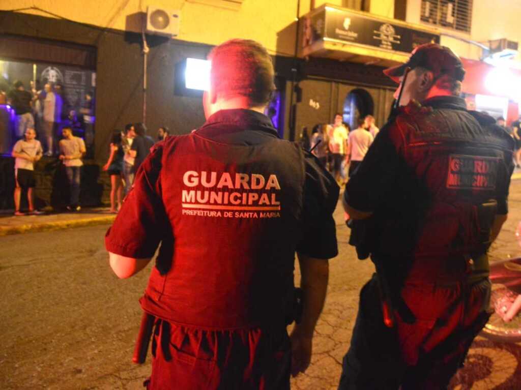 Fiscalização fecha três bares próximos da Praça Saturnino de Brito