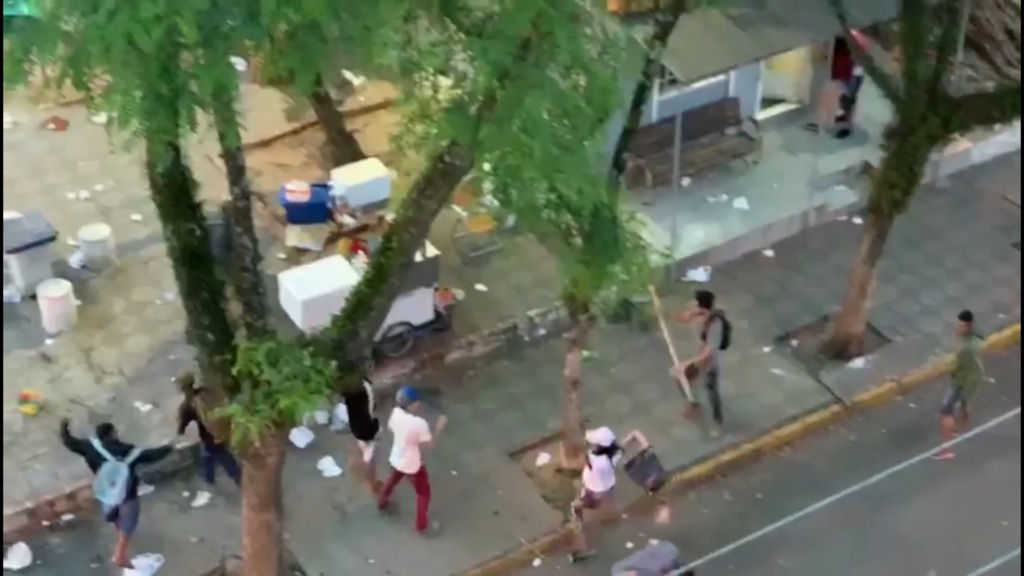 VÍDEOS: grupos se enfrentam a pedradas, socos, pontapés e golpes de madeira em briga generalizada na Saturnino de Brito