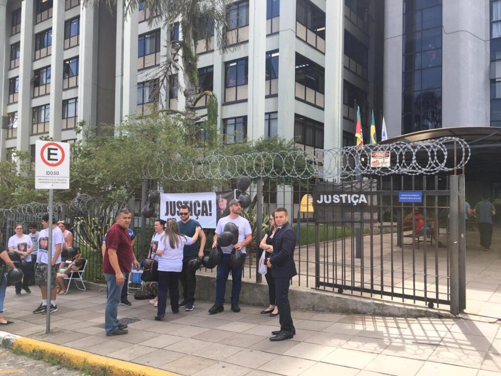 Amigos e familiares de mototaxista protestam em frente ao fórum