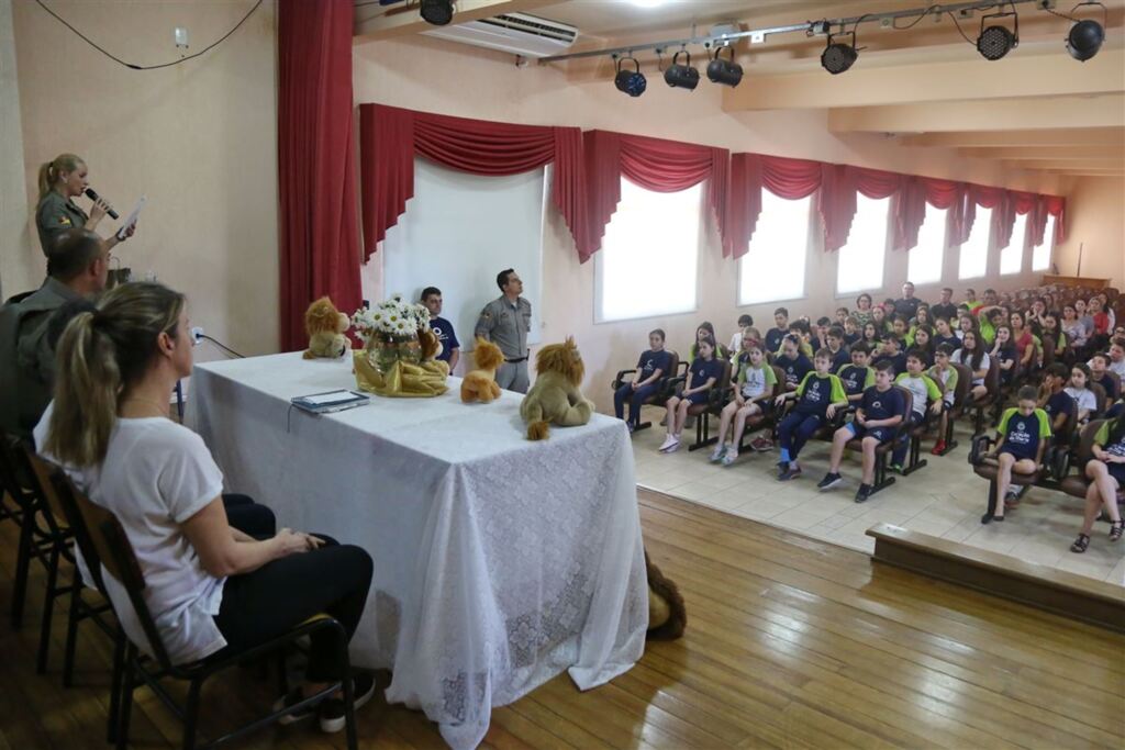 Alunos da rede pública e privada concluem curso de prevenção à drogas