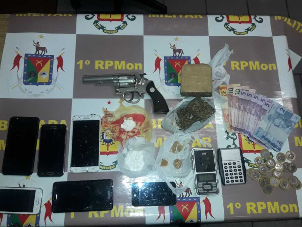 Jovem armada com revólver é presa por tráfico de drogas em Santa Maria