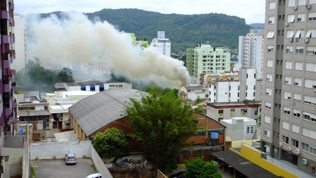 VÍDEO: incêndio atinge casa no Centro de Santa Maria