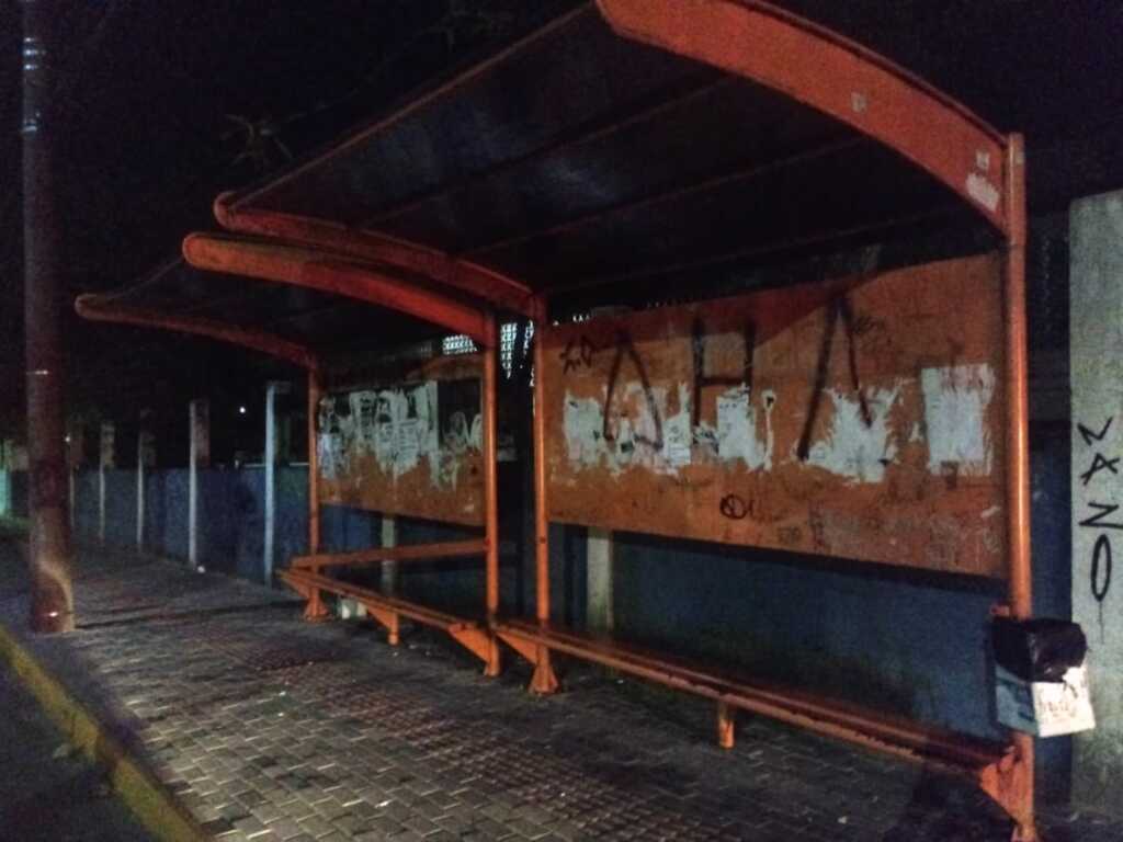 Trio é flagrado depredando ponto de ônibus em Santa Maria