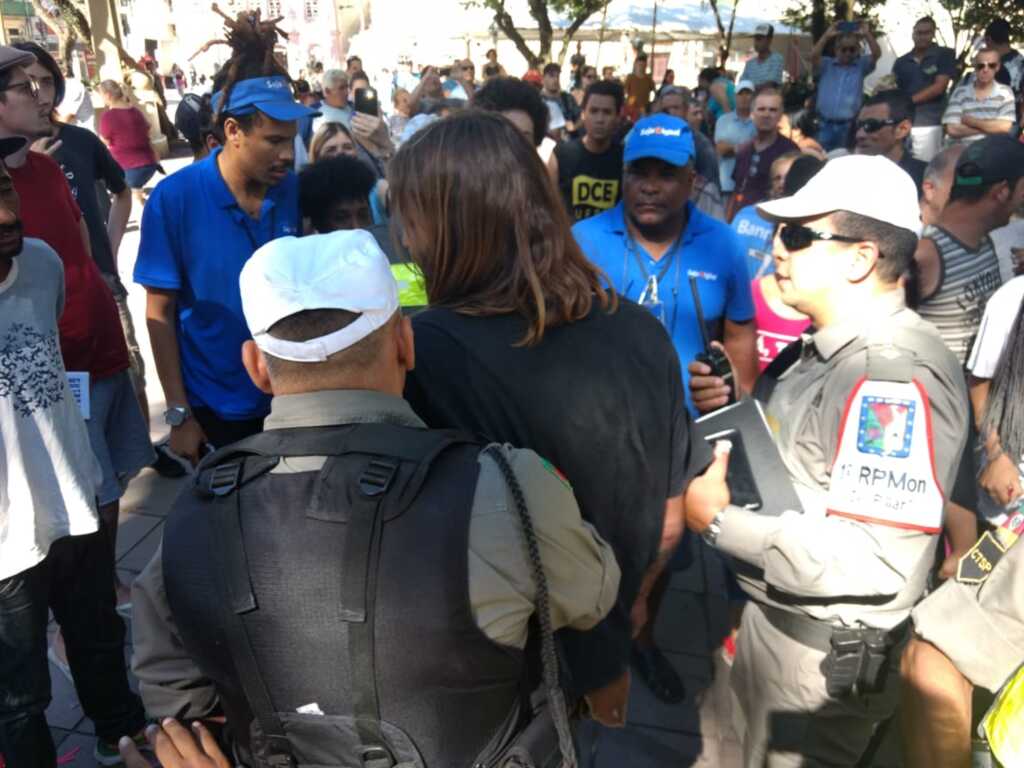 Discussão termina em confusão na Praça Saldanha Marinho