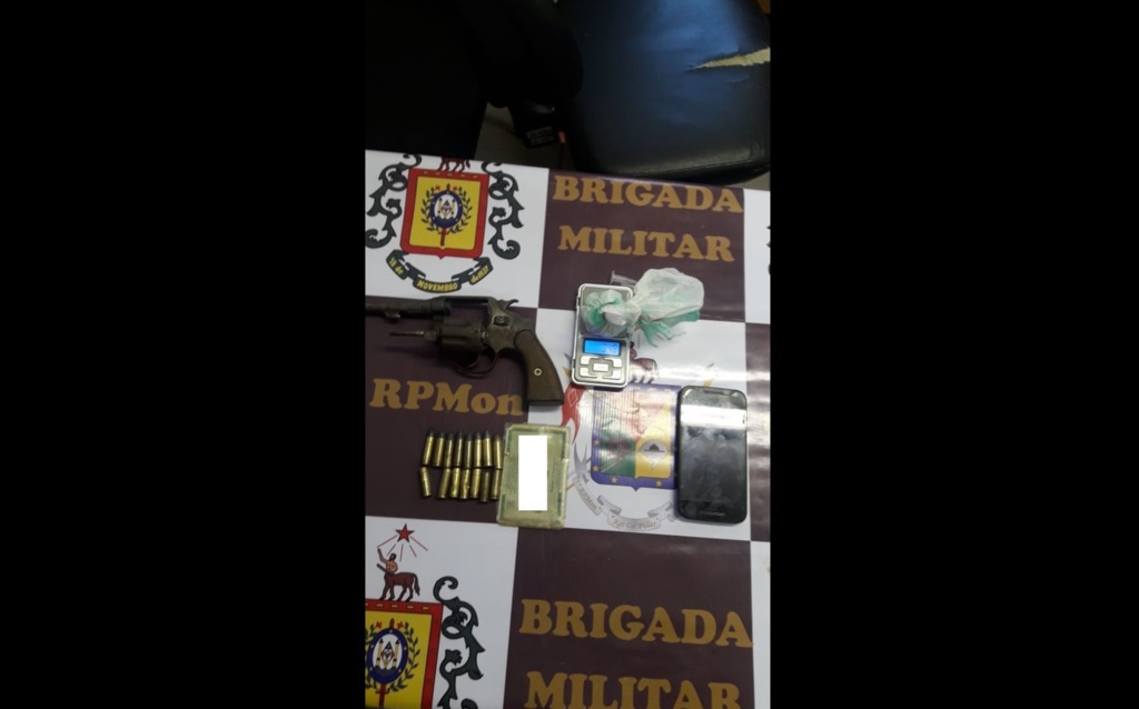 Jovem armado com revólver é preso por tráfico de drogas em Santa Maria