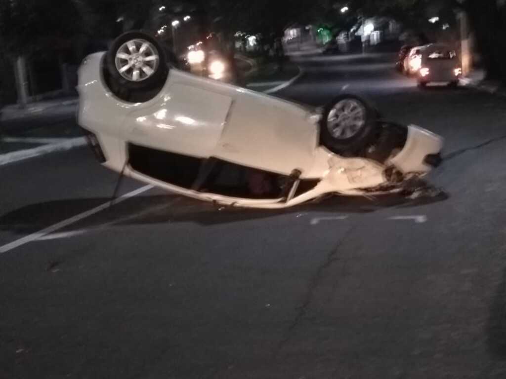 Carro capota na Avenida Medianeira em Santa Maria