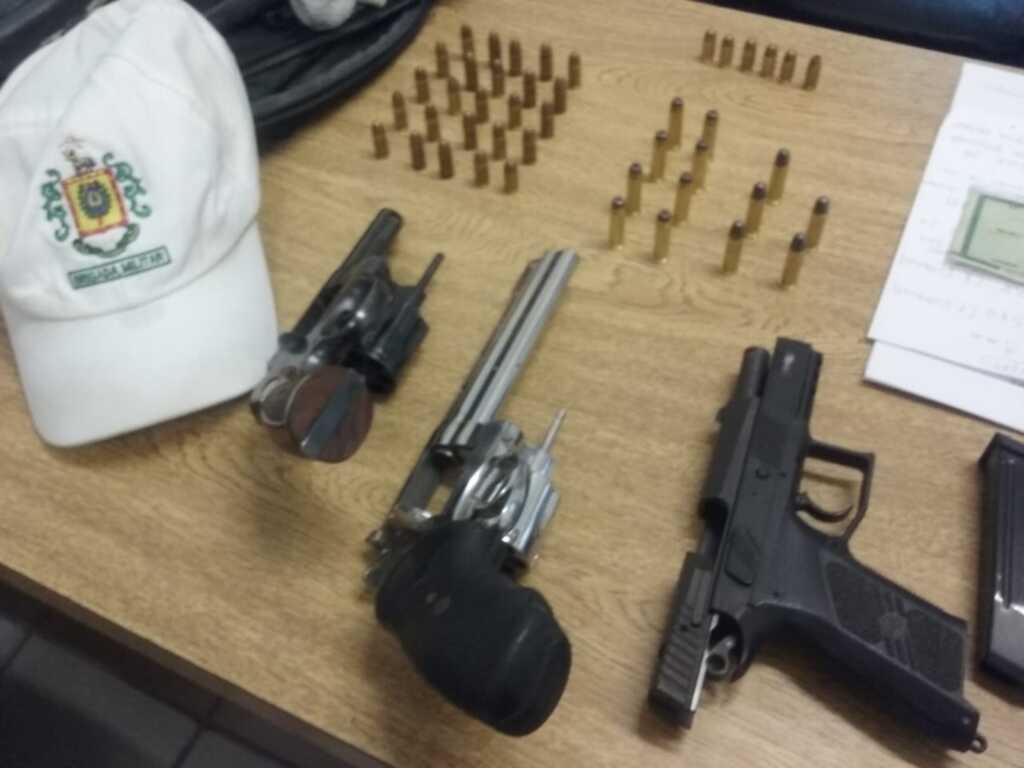 Homem é preso com pistola e revólveres em frente a casa de ex-companheira