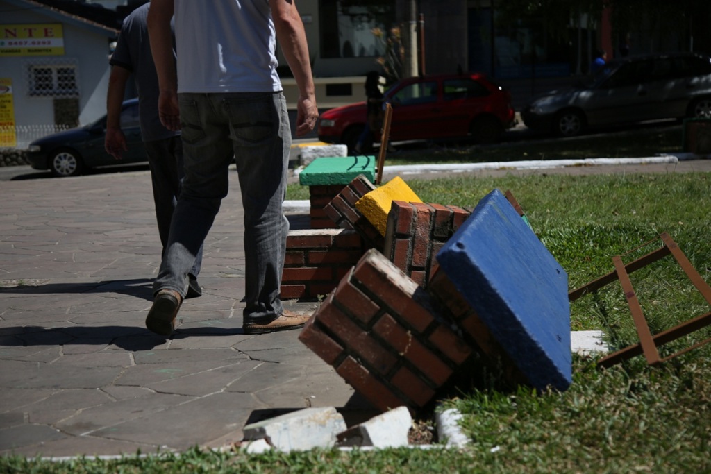 título imagem VÍDEO: Praça da biblioteca de Santa Maria é depredada durante a madrugada