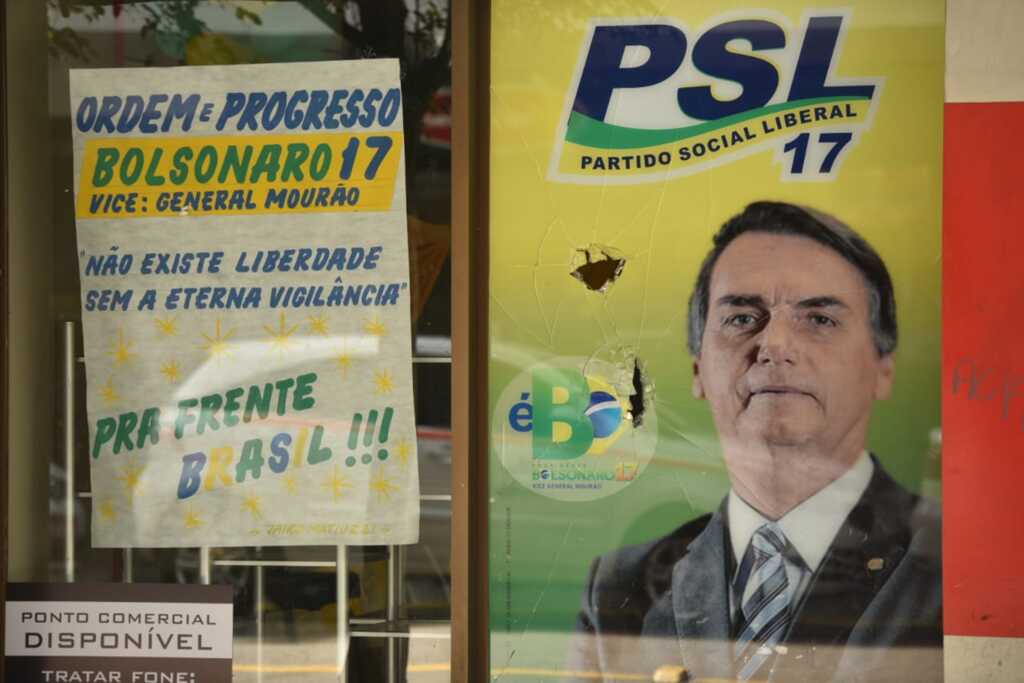 Comitê de partido tem vidro quebrado por pedras em Santa Maria