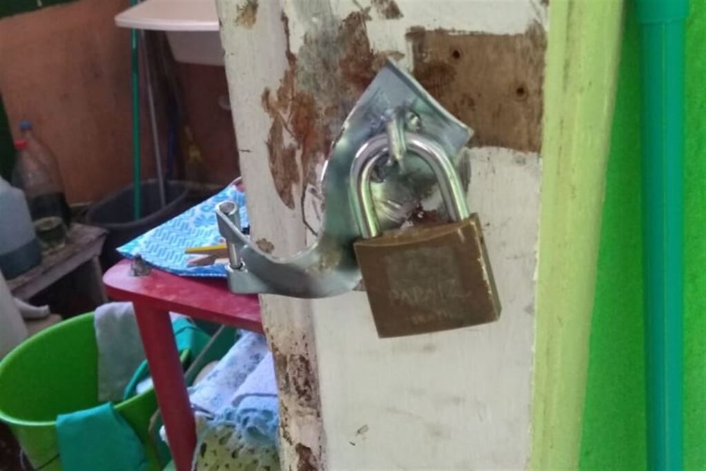 Fotos: Marcia Beck (diretora da escola) - Criminosos quebraram cadeados, portas e brinquedos das crianças