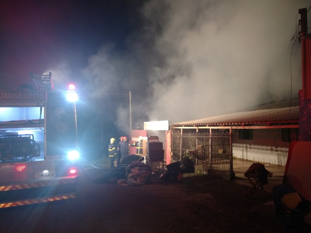 título imagem Família de Santa Maria que teve casa destruída em incêndio precisa de ajuda para reconstruir