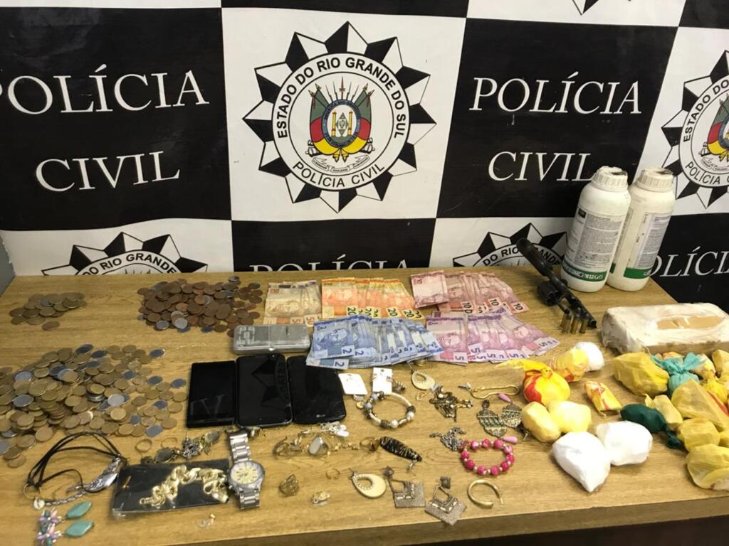 Jovens são presos por tráfico de drogas e posse de arma de fogo em Santa Maria