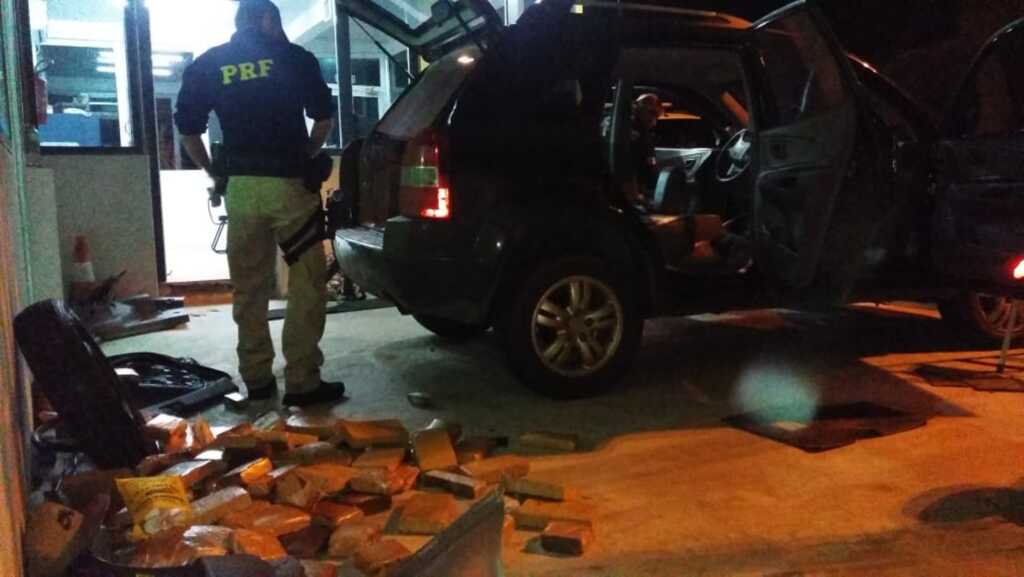 PRF apreende veículo furtado e 132 quilos de droga em Santa Maria