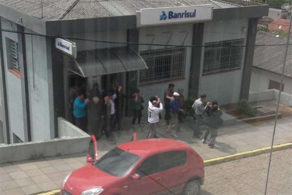 VÍDEO: criminosos obrigam clientes a saírem com as mãos na cabeça em assalto a banco