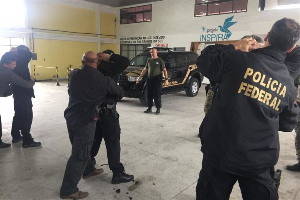 Policiais federais fazem treinamento de abordagem