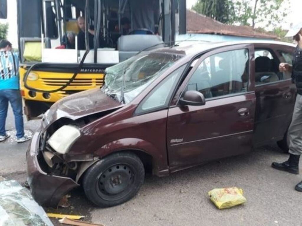 Foto: Caroline Garske/O Informativo do Vale - Carro colidiu com ônibus, na tarde de quarta-feira. No veículo, estavam o marido de Neiva e um neto de 12 anos, que ficaram feridos