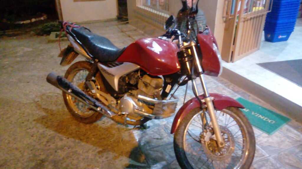 Bandido cai de motocicleta ao tentar fugir após assalto em Paraíso do Sul