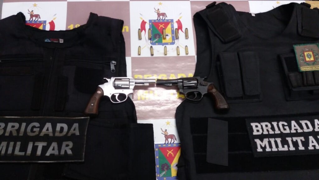 Dois são detidos por porte ilegal de arma de fogo e coletes da BM em Santa Maria