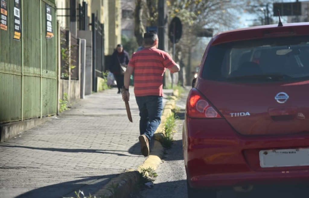 FLAGRANTE: motorista ameaça outro com facão no trânsito de Santa Maria